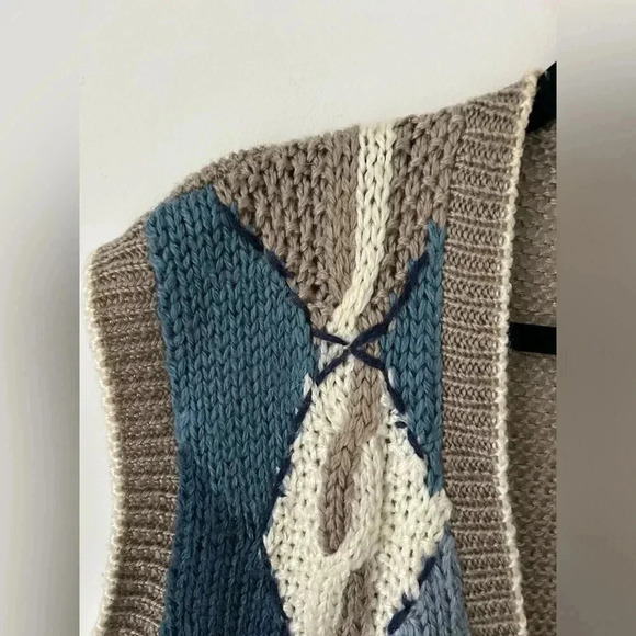Vintage knitted by hand sweater vest - Picture 2 of 10
